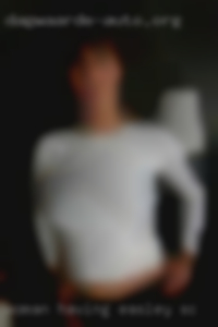 Woman having sex with big objets in Easley, SC.